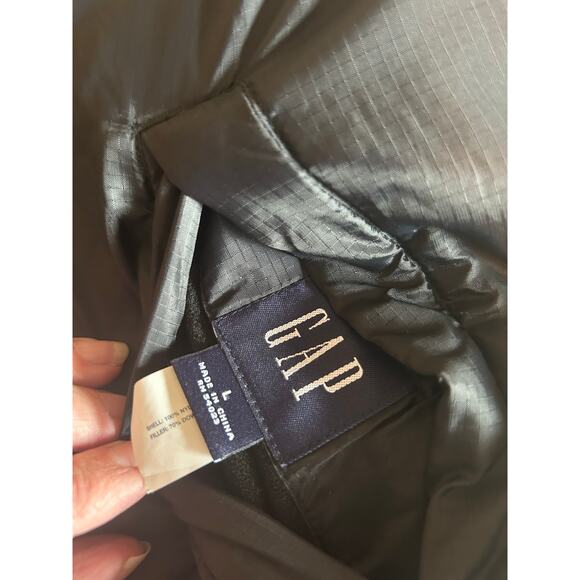 Gap men’s reversible puffer vest with built-in hood, Size L - Picture 8 of 11